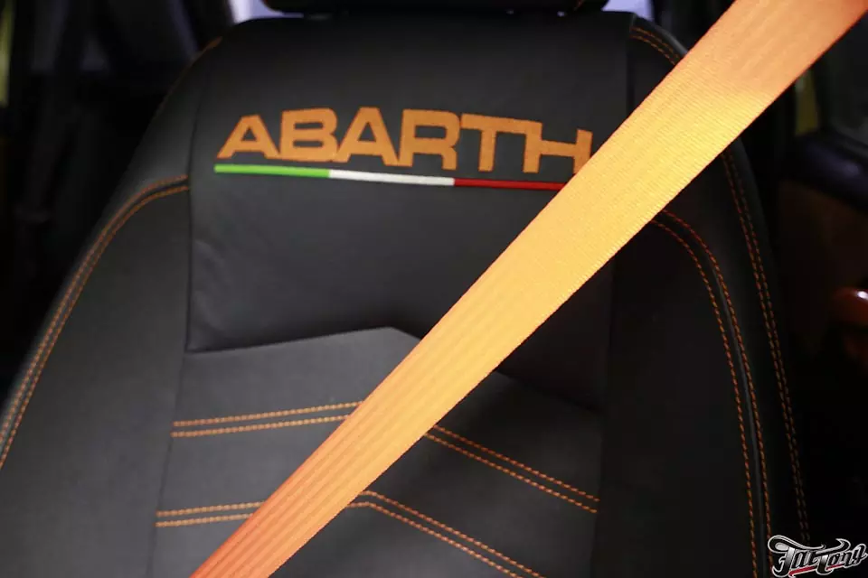 Fiat Punto. Замена черных ремней безопасности на оранжевые.